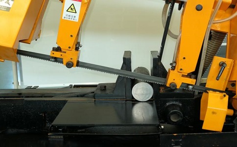 坡头数控带锯床自动送料精度会出现偏差吗？